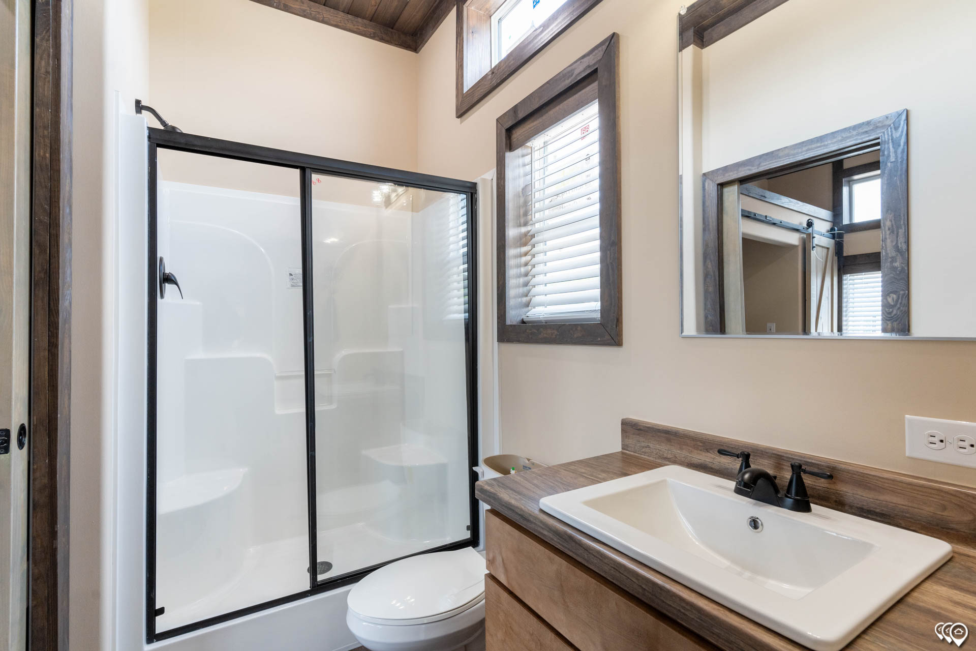Cozy-Cabin-DVHBSS-MONL-1644-bath-1
