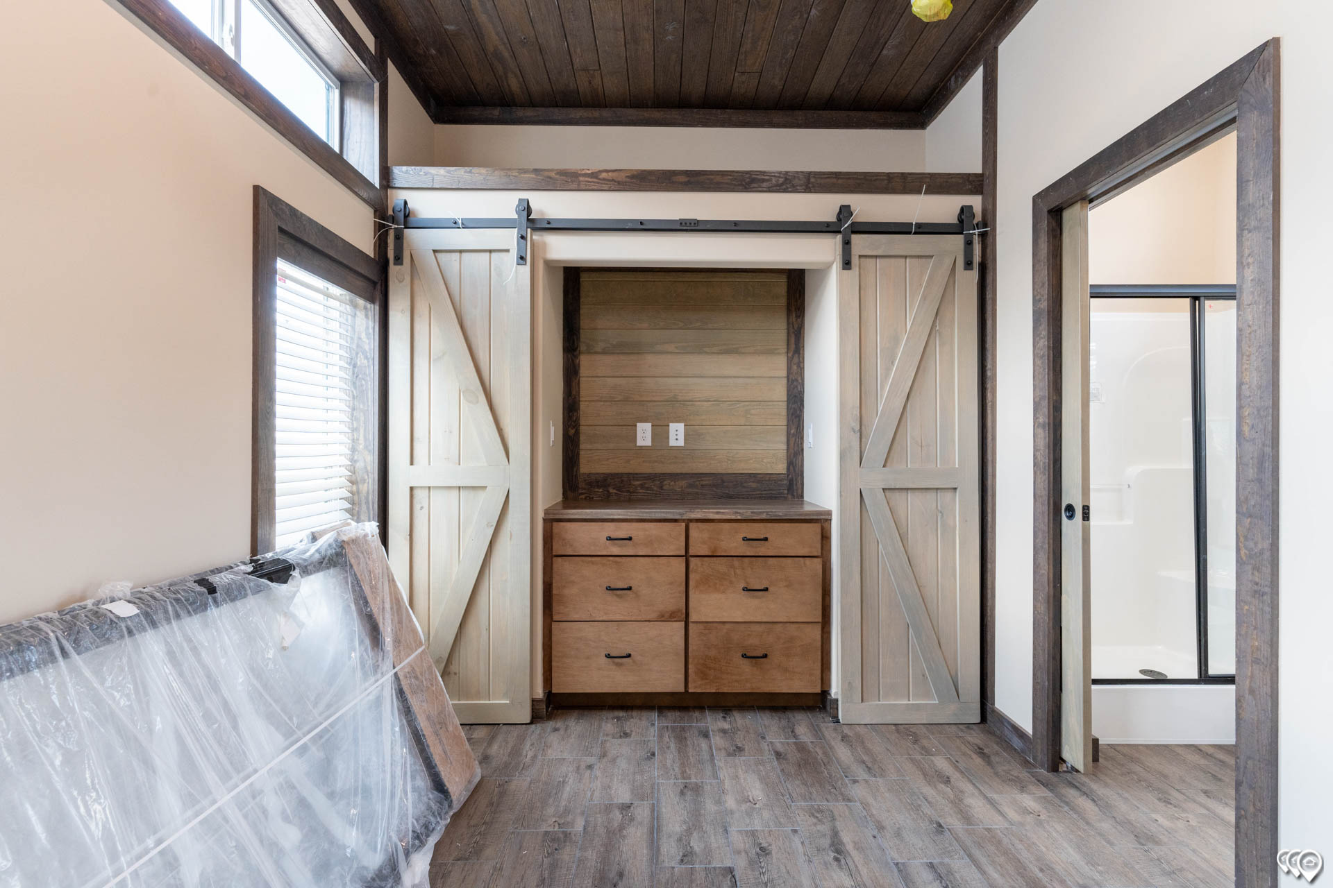 Cozy-Cabin-DVHBSS-MONL-1644-bed-1