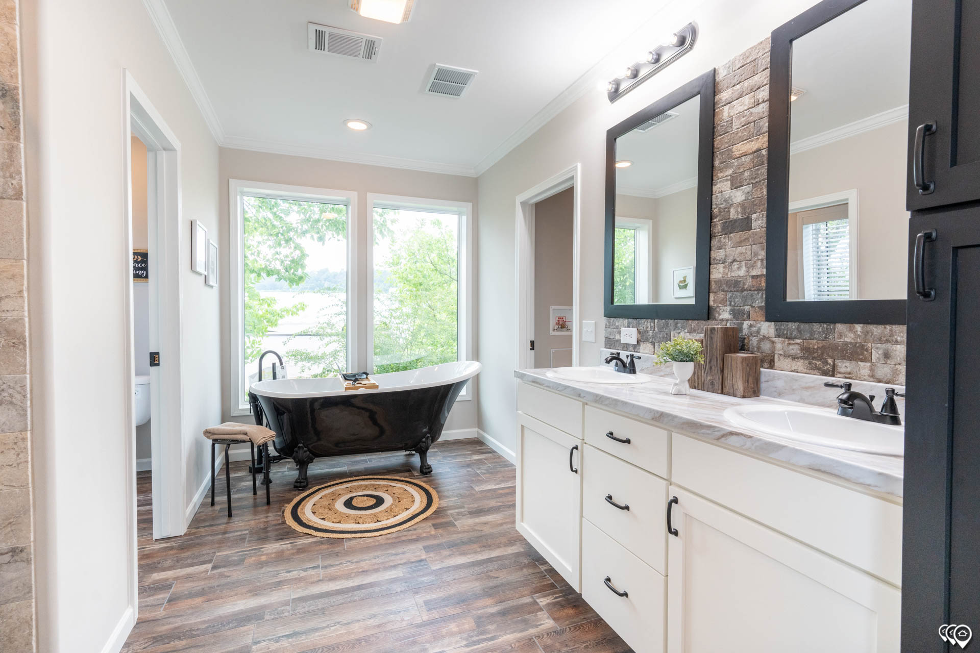 The-Woodside-DVHBSS-6603C-bath-1